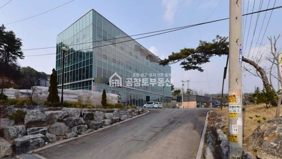 경기 이천시 마장면 회억리 1동 공창토 매매. 이천 노유자 시설 건물 • 4개층 • 4차선 도로입지 매매 매물번호 10733 사진 1