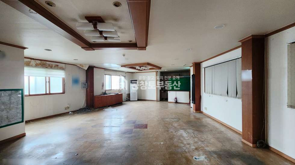 경기 화성효행구 매송면 천천리 1동 공창토 임대. 왕복 6차선 도로변 입지 • 냉동창고 • 내부 사무실 월세 매물번호 10788 사진 7
