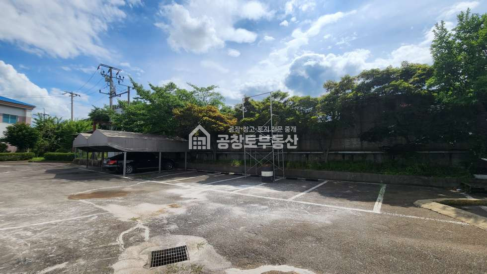 경기 화성만세구 팔탄면 해창리 공창토만 가지고 있는 가격대. 비교하지마세요. 팔탄면 사옥형 공장. 대지 3,000평 • 사무동 • 기숙사 완비 매매 매물번호 10742 사진 9