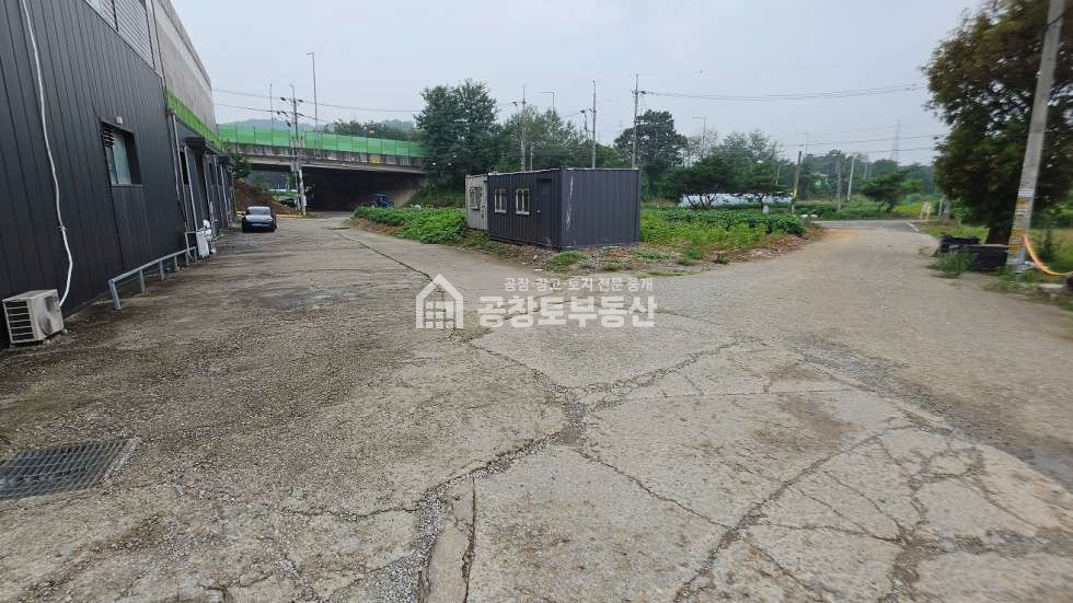 경기 화성만세구 팔탄면 율암리 1동 공창토 임대. 트레일러 들어가는 창고 180평 2차선 굿 월세 매물번호 11032 사진 2